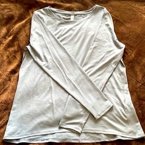 Woman’s under Armor long sleeve layering top.